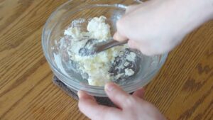 細かくカットしたバター(50g)をゴムベラで潰す