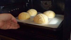 200度に予熱したオーブンで8分焼き、さらに180度まで下げて15~17分焼く