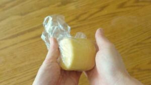 卵1個を割りほぐし、大さじ2を1に加えて混ぜる。