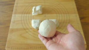 バターを練り込み、4等分にして丸める