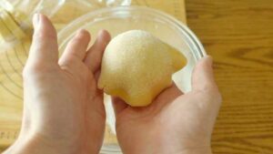 パン生地の上にのせ軽く沿わせたら、グラニュー糖をつけて形を整える